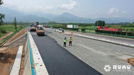 西安外環高速南段瀝青鋪設工程進入掃尾階段