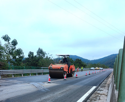搶抓晴好天氣 懷化分公司全力加速路面中修施工