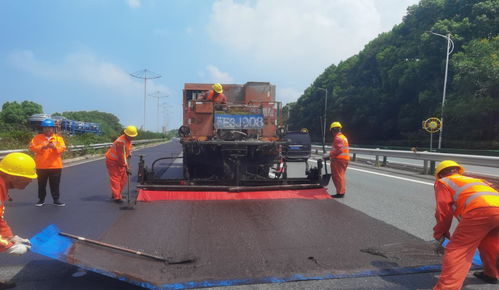 戰(zhàn)高溫,江西九江長(zhǎng)江公路大橋路面養(yǎng)護(hù)熱火朝天