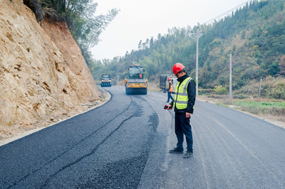 懷化會(huì)同:加速推進(jìn)鄉(xiāng)鎮(zhèn)通三級(jí)公路建設(shè)
