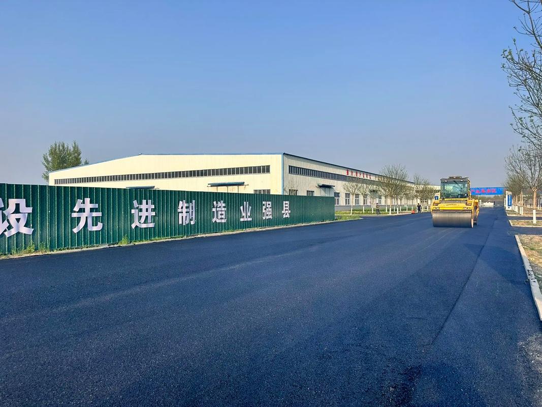 改造水泥路面,瀝青底層攤鋪完成#瀝青攤鋪施工 #施工現(xiàn)場實 - 抖